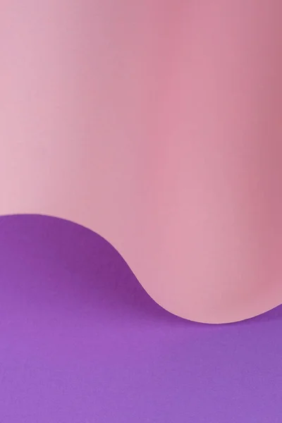 Onda abstracta de papel pastel rosa y púrpura. Papel curvado geométrico creativo con luz y sombras. Fondo de geometría abstracta con espacio de copia — Foto de Stock