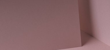 Gölgeli, boş, pastel, pembe kağıt kağıtlı bir not. Metin için kopyalama alanı olan soyut geometrik monokrom pembe arkaplan. Ön köşegen görünüm