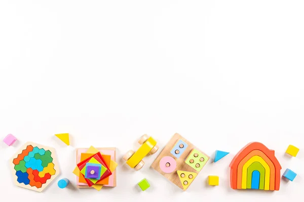 Baby Kinder Spielzeugrahmen Hintergrund. Holzspielzeug auf weißem Hintergrund. Frühe Bildung, Null Abfall, Montessori-Spielzeug für Kinder. Draufsicht, flache Lage, Kopierraum für Text — Stockfoto