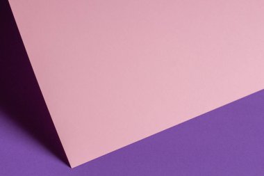 Mor menekşe arkaplanda gölgeler olan boş pastel pembe kağıt kağıtlar. Metin için kopyalama alanı olan soyut geometrik monokrom pembe arkaplan. Ön görünüm