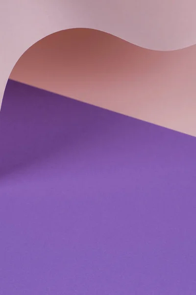 Onda abstracta de papel pastel rosa y púrpura. Papel curvado geométrico creativo con luz y sombras. Fondo de geometría abstracta con espacio de copia — Foto de Stock