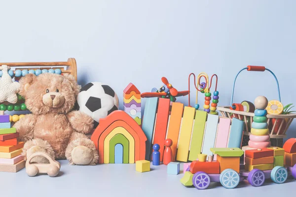 Mavi arka planda izole edilmiş çocuk oyuncakları koleksiyonu. Oyuncak ayı, tahta, plastik ve tüylü oyuncak seti. Ön görünüm — Stok fotoğraf