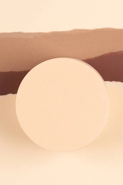 Vista superior para pódio de forma redonda geométrica para exibição de produto em fundo de papel rasgado de cor bege e marrom — Fotografia de Stock