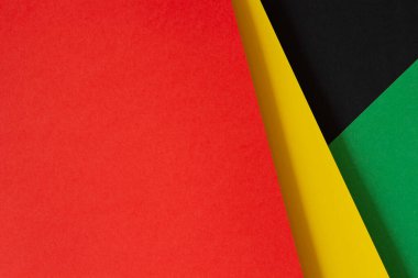 Soyut geometrik siyah, kırmızı, sarı, yeşil renkli kağıt arka plan. Metin için kopyalama alanı olan Siyah Geçmiş Ay renk arkaplanı