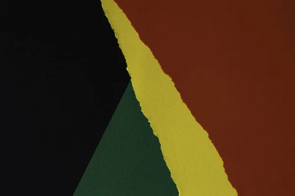 Abstrato geométrico preto, vermelho, amarelo, cor verde papel de fundo. Composição rasgada da colagem de papel rasgado — Fotografia de Stock