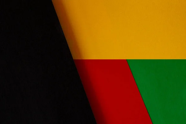 Αφηρημένο γεωμετρικό μαύρο, κόκκινο, κίτρινο, πράσινο χρώμα φόντο χαρτί. Μαύρο φόντο χρώματος μήνα ιστορίας με χώρο αντίγραφο για το κείμενο — Φωτογραφία Αρχείου