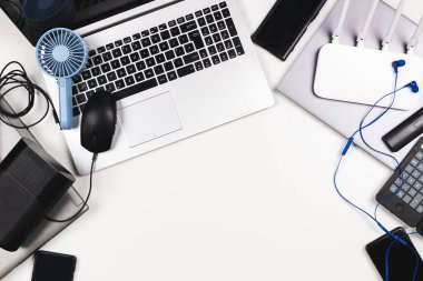 Eski dizüstü bilgisayarlara, dijital tabletlere, cep telefonlarına, beyaz masadaki birçok kullanılmış elektronik cihazlara. Geri dönüşüm konsepti için planlanmış eskitme, e-atık, elektronik atık