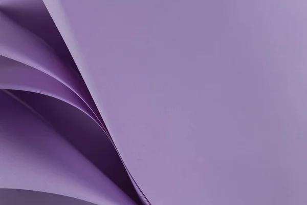 Composición de geometría de papel de color abstracto fondo monocromo en color púrpura con líneas curvas y formas — Foto de Stock