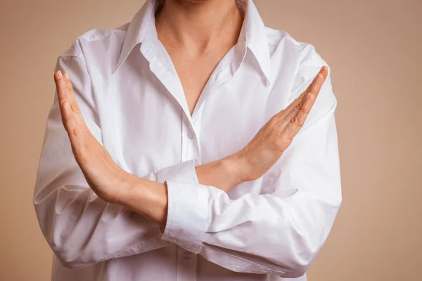 Mãos cruzadas. Quebre o símbolo de preconceito do dia internacional de mulheres. Braços de mulher cruzados para mostrar solidariedade, compromisso de chamar a atenção, quebrar estereótipos, desigualdade, rejeitar a discriminação — Fotografia de Stock