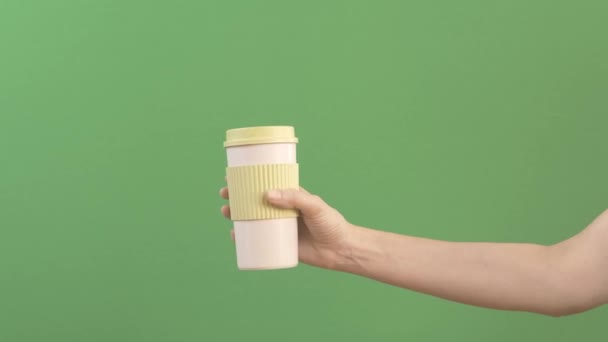 Nő kéz tartja újrahasznosítható környezetbarát kávé csésze zöld képernyő króm kulcs háttér. Nincs hulladék koncepció. Egyszer használatos műanyag betiltása — Stock videók