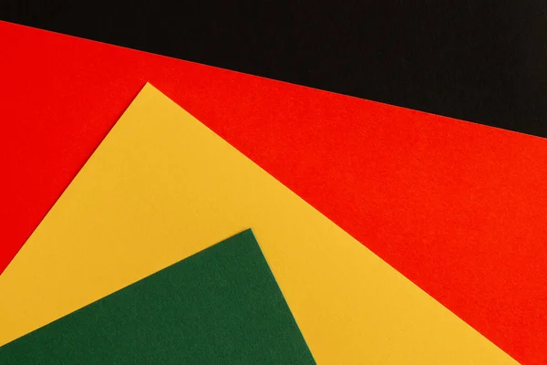 Αφηρημένο γεωμετρικό μαύρο, κόκκινο, κίτρινο, πράσινο χρώμα φόντο. Μαύρο φόντο μήνα ιστορίας με χώρο αντιγραφής για κείμενο — Φωτογραφία Αρχείου