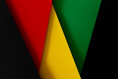 Soyut geometrik siyah, kırmızı, sarı, yeşil renkli kağıt arka plan. Metin için kopyalama alanı olan Siyah Geçmiş Ay renk arkaplanı