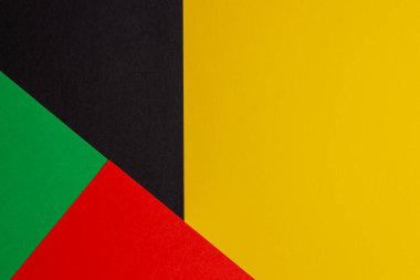 Siyah, kırmızı, sarı, yeşil renklerde, metin alanı için kopyalama alanı olan soyut renkli kağıt geometri bileşimi