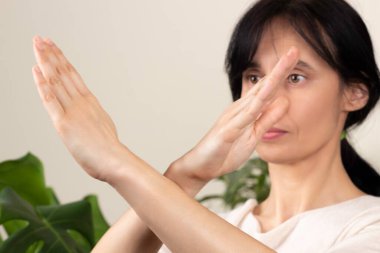 Çapraz eller. Uluslararası Kadınlar Günü 'nün önyargı sembolünü kır. Dayanışma, önyargılı olma, önyargıları yıkma, eşitsizliği reddetme, ayrımcılığı reddetme.