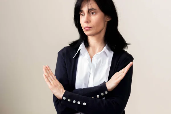 Manos cruzadas. Romper el símbolo de parcialidad del día internacional de las mujeres. Mujeres cruzadas de brazos para mostrar solidaridad, compromiso de denunciar prejuicios, romper estereotipos, desigualdad, rechazar la discriminación — Foto de Stock