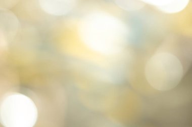 Bulanık bulanık arkaplan. Odaklanmamış bulanık beyaz, sarı, yeşil renkli ışık arkaplanı