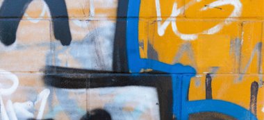 Beyaz tuğla duvara sprey boya ile yapılmış parça renkli grafiti çizim