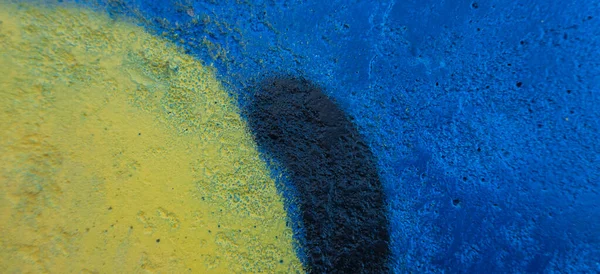 Modré a žluté malované staré grungy popraskané ošlehaný betonové stěny povrch textury pozadí — Stock fotografie