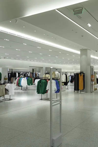 Современный модный фирменный интерьер магазина женской одежды в торговом центре — стоковое фото