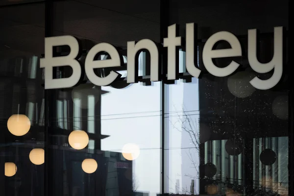 Vilnius, Litouwen - 25 maart 2022: Bentley Systems bedrijfslogo op kantoormuur. Bentley Systems is softwarebedrijf voor infrastructuurengineering — Stockfoto