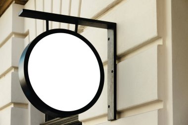 Model yap. Şehrin klasik mimari binasının duvarında boş beyaz yuvarlak tabela