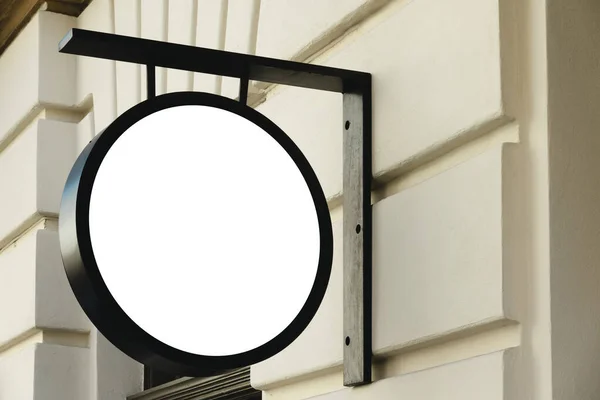 Szykuj się. Puste białe okrągłe oznakowanie na ścianie budynku architektury klasycznej w mieście — Zdjęcie stockowe