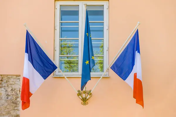 Bandera de la Unión Europea y Francia sobre muro de construcción clásico — Foto de Stock