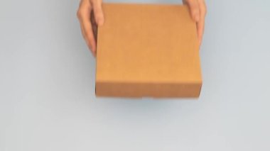 Kadın eli verir ve başka bir kişiye açık mavi arka planda kahverengi karton kutu verilir. Hediye, online alışveriş, teslimat. Üst görünüm