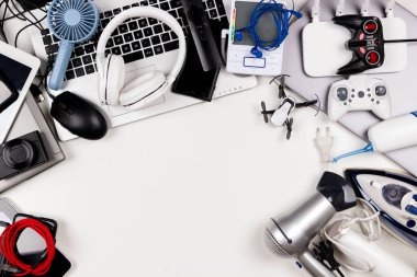 Eski bilgisayarlar, dijital tabletler, cep telefonları, kullanılmış elektronik cihazlar, bozuk ev aletleri ve aletler. Üst Manzara. Geri dönüşüm konsepti için planlanmış eskitme, elektronik atık