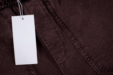 Çizgili arka planda boş siyah dikdörtgen etiket. Etiket etiketi, kopyalama alanı ile aynı renge sahip