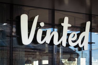 Vilnius, Litvanya - 25 Mart 2022 ofis duvarında vinted logo tabelası. Vinted, çoğunlukla giysi ve aksesuarlar olmak üzere yeni veya ikinci el eşyalar satın almak, satmak ve takas etmek için çevrimiçi bir pazardır.