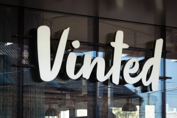 Vilnius, Litvanya - 25 Mart 2022 ofis duvarında vinted logo tabelası. Vinted, çoğunlukla giysi ve aksesuarlar olmak üzere yeni veya ikinci el eşyalar satın almak, satmak ve takas etmek için çevrimiçi bir pazardır.