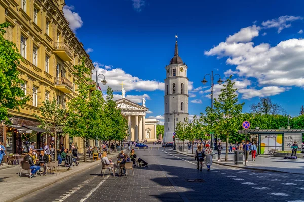 2021年5月30日，立陶宛维尔纽斯：观看维尔纽斯市的主要街道- -格里米诺大街、维尔纽斯大教堂和钟楼，人们在阳光明媚的日子步行和骑自行车 — 图库照片