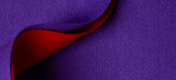 Abstrakte geometrische Filztextur Hintergrund. Kreativer geometrischer gebogener Filztextilhintergrund in blauen und roten Farben. Ansicht von oben, Kopierraum — Stockfoto