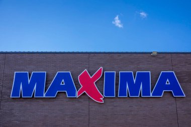 16 Nisan 2022 'de Litvanya' nın Druskininkai kentindeki gıda mağazasının duvarında MAXIMA marka logo bulundu. Maxima Grupe Baltık 'ta Maxima perakende zincirinin, Polonya' da Stokrotka zincirinin ve Bulgaristan 'da T-Market zincirinin sahibi