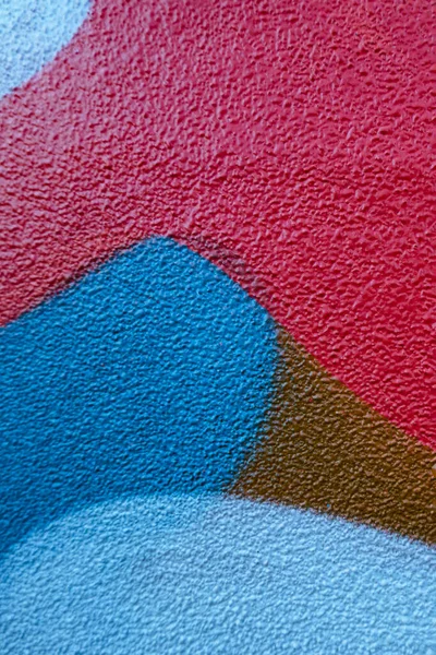 Fragmento da parede com azul vermelho marrom cores grafite pintura na rua. Parte da arte de rua colorida graffiti no fundo da parede — Fotografia de Stock