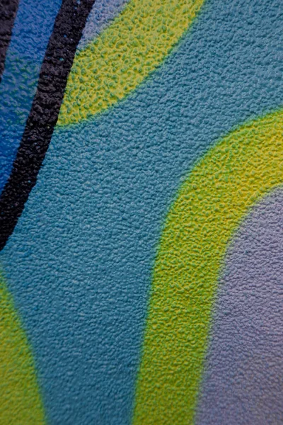 Duvarın rengarenk grafiti resimli bir parçası. Duvardaki renkli sokak sanatının bir parçası.