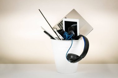 Planlanmış eskitme, e-atık, yeniden kullanım ve geri dönüşüm konsepti için elektronik atık. Eski elektronik cihazlarla dolu geri dönüşüm kutusu