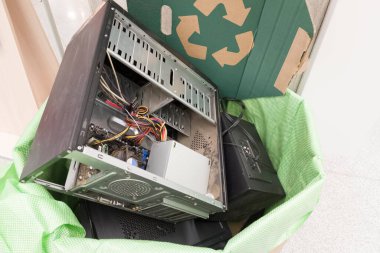 Elektronik atık, yeniden kullanım ve geri dönüşüm konsepti için atık. Ofis binasında eski elektronik cihazlarla dolu geri dönüşüm kutusu