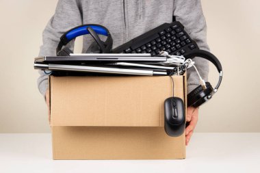 Kadınların elinde eski bilgisayar, telefon, tablet ve geri dönüşüm için alet dolu karton kutu var. Yeniden kullanım ve geri dönüşüm konsepti için planlanmış eskitme, e-atık, bağış, elektronik atık