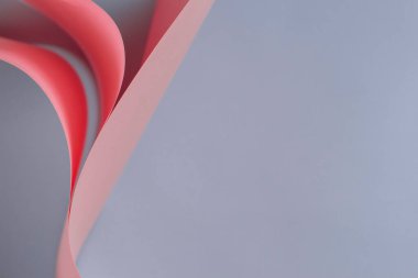 Soyut renkli kağıt geometri kompozisyonu mor ve pembe renkli eğri çizgiler ve şekillerle arka plan