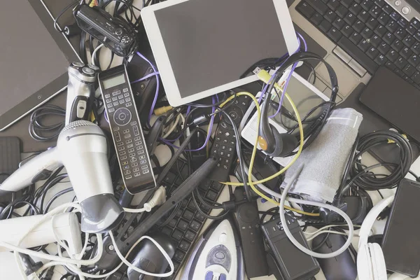 Eski bilgisayarlara, dijital tabletlere, cep telefonlarına, pek çok kullanılmış elektronik cihazlara, bozuk ev aletlerine ve cihazlara en iyi bakış açısı. Geri dönüşüm konsepti için planlanmış eskitme, elektronik atık