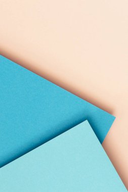 Soyut renk kağıtları geometri düz kompozisyon arka planı açık mavi ve soluk pembe renk çizgileri ve şekilleri ile yatıyordu. Üst görünüm