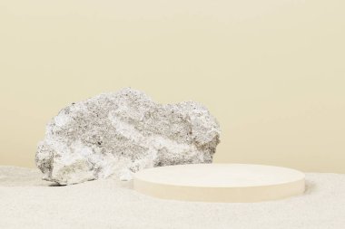 Grunge beton taş ve bej yuvarlak platform podyumu kozmetik ürünleri veya beyaz kumsal arka planındaki ürünler için. Ön görünüm