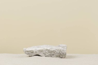 Kozmetik ürünleri ya da beyaz kumsaldaki kum arka planındaki ürünler için gri beton platform podyumu. Ön görünüm