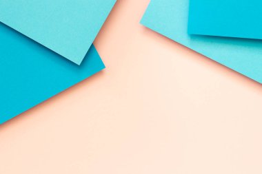 Soyut renk kağıtları geometri düz kompozisyon arka planı açık mavi ve soluk pembe renk çizgileri ve şekilleri ile yatıyordu. Üst görünüm