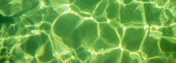スイミングプールでリップル波と澄んだ水の表面。抽象的な自然背景。トップ表示 — ストック写真