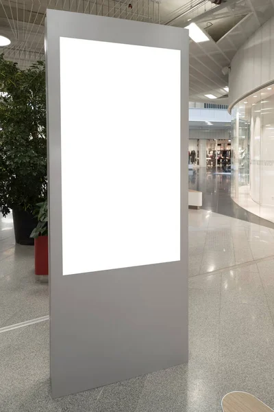 Prepárate. Cartelera vertical en blanco del cartel, soporte publicitario, caja de luz dentro del centro comercial — Foto de Stock