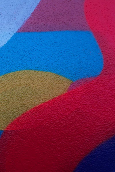 Фрагмент стіни з синьо-червоно-коричневими кольорами графіті на вулиці. Частина барвистого вуличного мистецтва графіті на фоні стіни — стокове фото