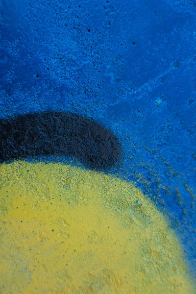 Синий и желтый окрашены старый ворчливый трещины выветренной поверхности бетонной стены — стоковое фото